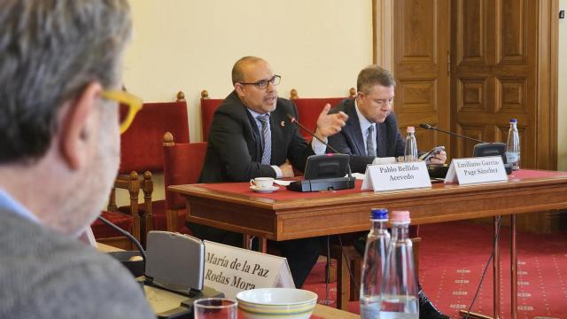 Pablo Bellido (i) y Emiliano García-Page (d), durante la reunión en el Parlamento húngaro.