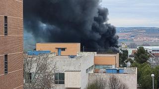 Un incendio en el Polígono de Toledo genera una gran columna de humo visible a varios kilómetros