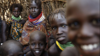 Un grupo de niños en la región de Turkana en Kenia.