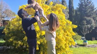 Jean Eric Duffau y Sara Cabaleiro Boo jugando con su hijo Alex.