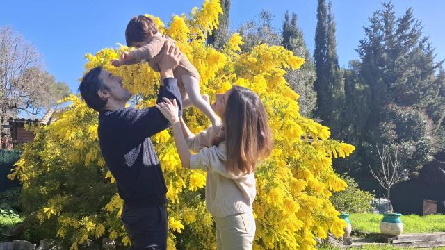 Jean Eric Duffau y Sara Cabaleiro Boo jugando con su hijo Alex.
