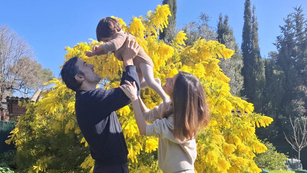 Jean Eric Duffau y Sara Cabaleiro Boo jugando con su hijo Alex.