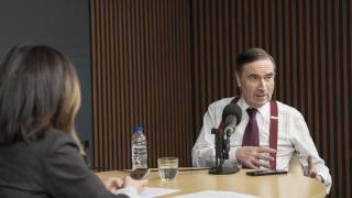 Puri Beltrán y el director de EL ESPAÑOL, Pedro J. Ramírez, este jueves en La Hora del Suscriptor.