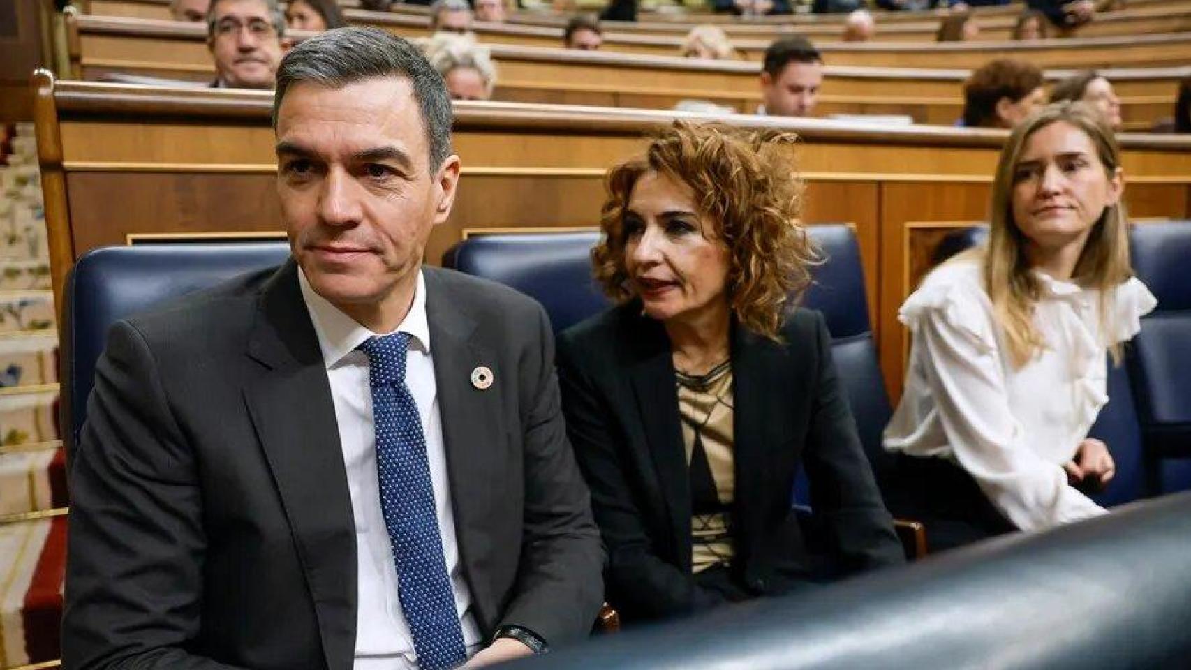 Pedro Sánchez, presidente del Gobierno, junto a las vicepresidentas María Jesús Montero y Sara Aagesen, en el Congreso.
