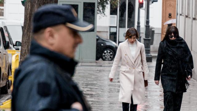 Jésica Rodríguez, de negro, a su llegada al Tribunal Supremo.