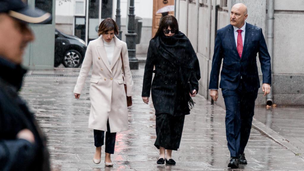 Jésica Rodríguez, de negro y en el medio, a su llegada al Tribunal Supremo.