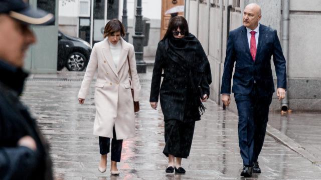 Jésica Rodríguez, de negro y en el medio, a su llegada al Tribunal Supremo.