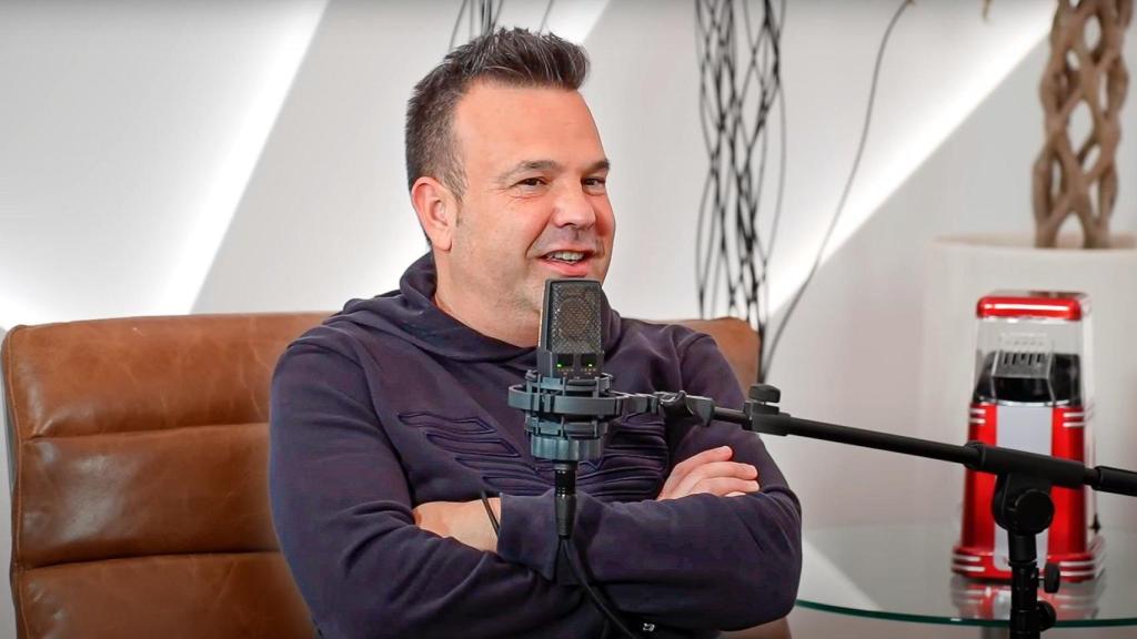 José Elías durante la grabación de una entrevista.