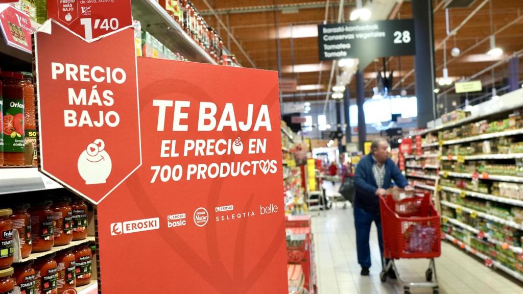 Promoción de bajada de precios en un supermercado de Eroski.