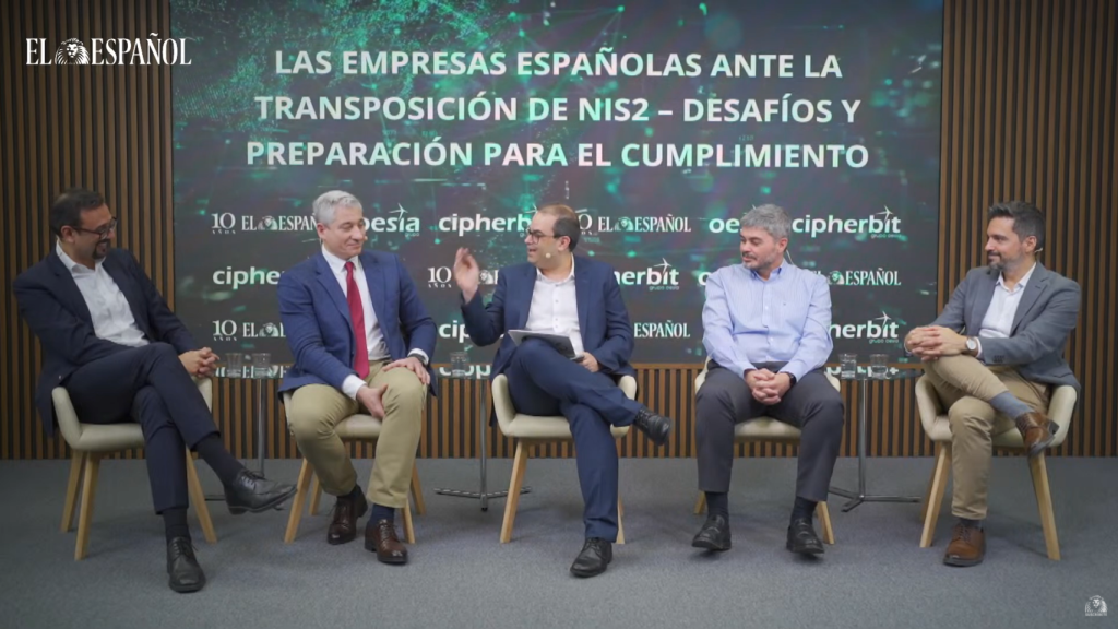[I-D] Iván Sánchez (CISO de Rural Servicios informáticos), Javier Tomás (Director de Ciberseguridad de Cipherbit-Grupo Oesía), Alfonso Muñoz (EL ESPAÑOL-Invertia), Josep Bardallo (CISO y DPO de Grupo Recoletas) y Javier Galindo (CISO de Moeve).