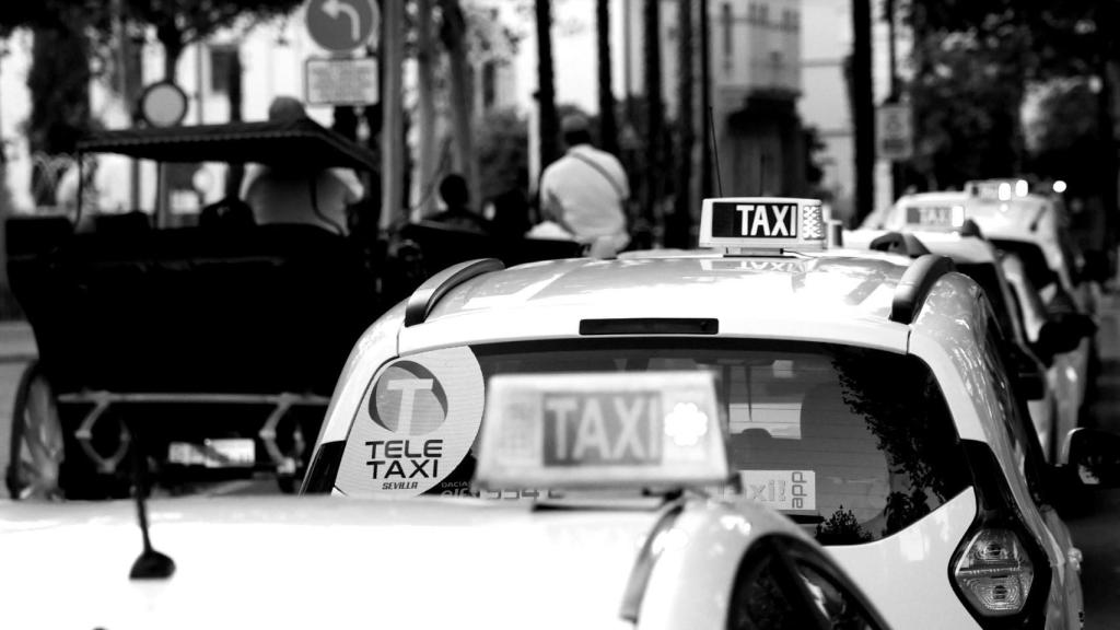 Taxis en el centro de Sevilla.