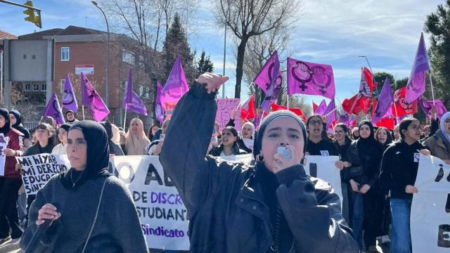Algunas de las manifestantes en Parla contra la prohibición de llevar hiyab en tres centros de Parla.
