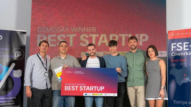 El equipo de Calia sostiene el reconocimiento como ganadores del Demo Day del II programa Coworking Deep Tech, rodeado de algunos de sus mentores.