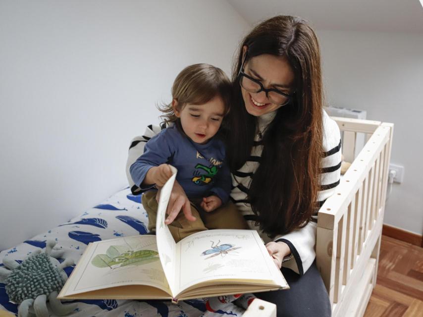 Iria Menacho y Mauro, en su casa de Nigrán.