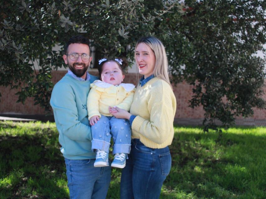 Cristina Gutiérrez y su marido, con Valentina.