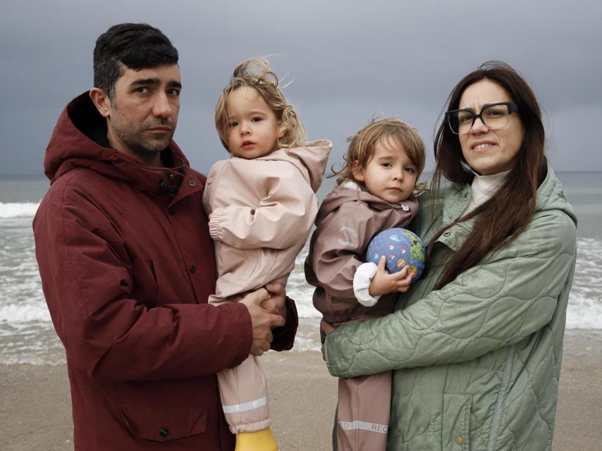 Iria Menacho y su marido, con sus mellizos, Mauro y Lois.