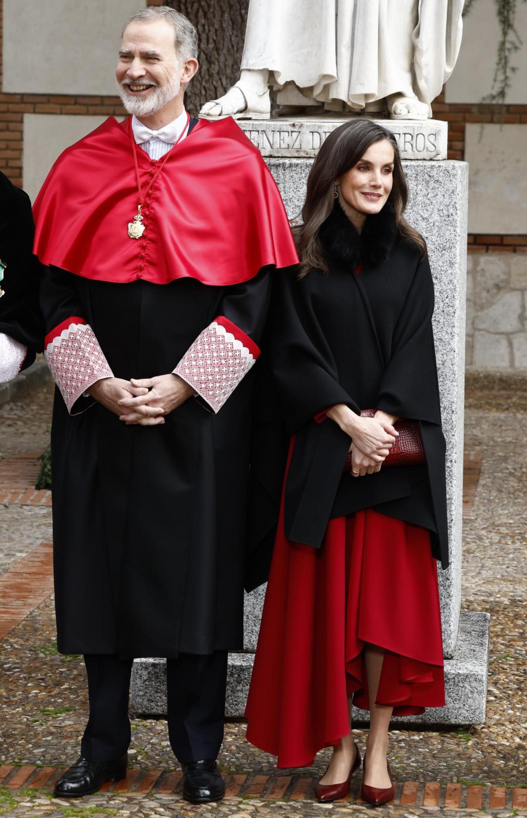 Letizia y Felipe VI, de negro y rojo en la Universidad de Alcalá de Henares.