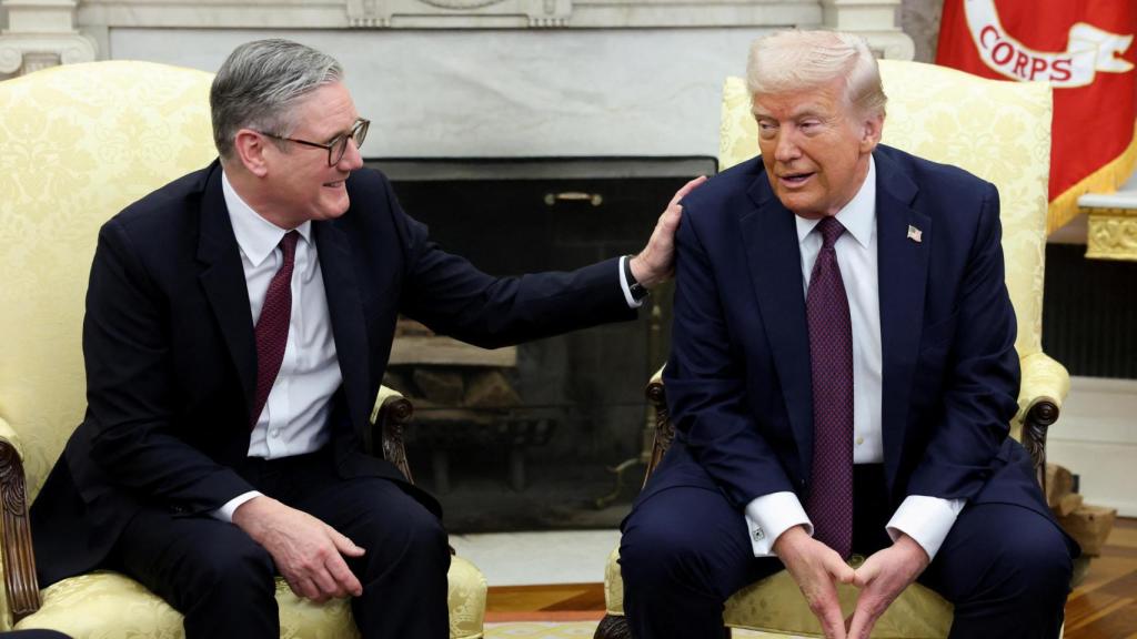 El presidente de Estados Unidos, Donald Trump, se reúne con el primer ministro británico, Keir Starmer , en el Despacho Oval.