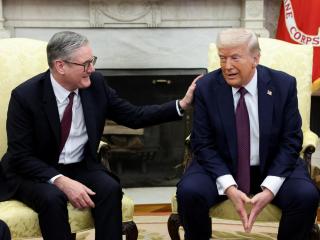 El presidente de Estados Unidos, Donald Trump, se reúne con el primer ministro británico, Keir Starmer , en el Despacho Oval.
