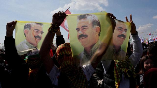 Simpatizantes del Partido de la Igualdad y la Democracia de los Pueblos (DEM), pro kurdo, muestran banderas con un retrato del líder encarcelado del PKK, Abdullah Ocalan , durante una manifestación para celebrar Nowruz en Estambul, Turquía.