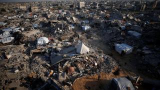 Un campamento de refugiados en el norte de la Franja de Gaza entre los escombros de los edificios destruidos por los ataques israelíes.
