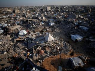 Un campamento de refugiados en el norte de la Franja de Gaza entre los escombros de los edificios destruidos por los ataques israelíes.