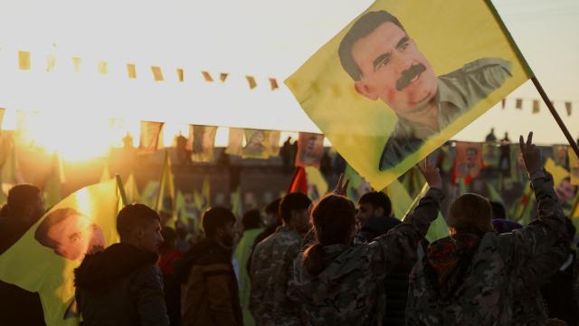 Sirios kurdos rinden homenaje a Abdula Öcalan, fundador y líder del PKK