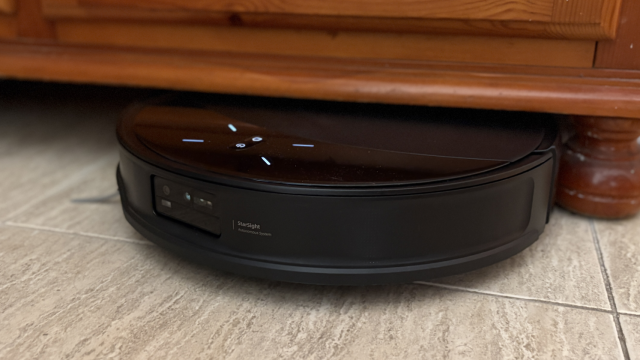 Roborock Saros 10R saliendo de debajo de un armario