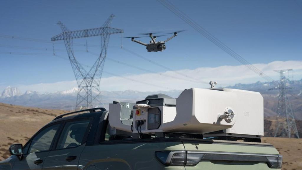 El nuevo DJI Dock 3 instalado en un coche.