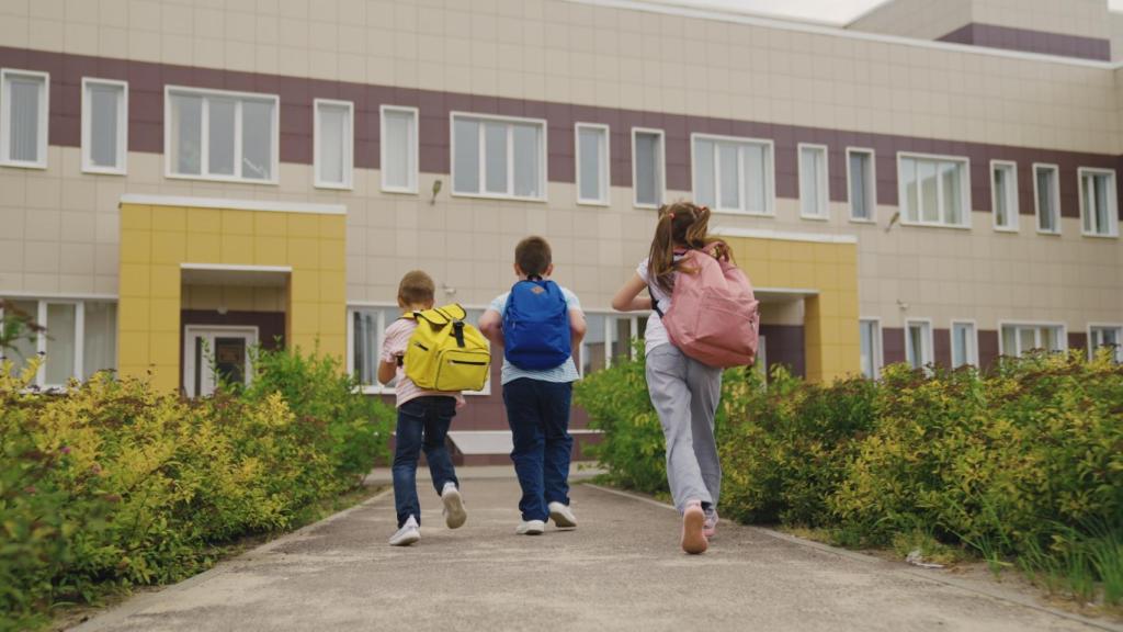 Niños a la entrada de un colegio.