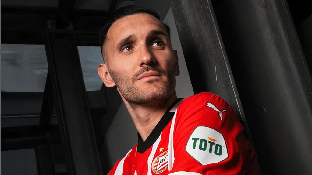 Lucas Pérez disputa sus primeros minutos con el PSV
