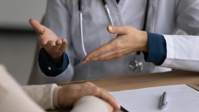 Imagen de una doctora con un paciente.