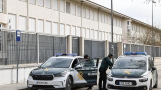 Guardias civiles en el IES Marjana en Chiva. Efe / Ana Escobar
