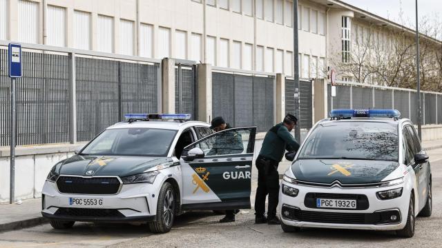 Guardias civiles en el IES Marjana en Chiva. Efe / Ana Escobar