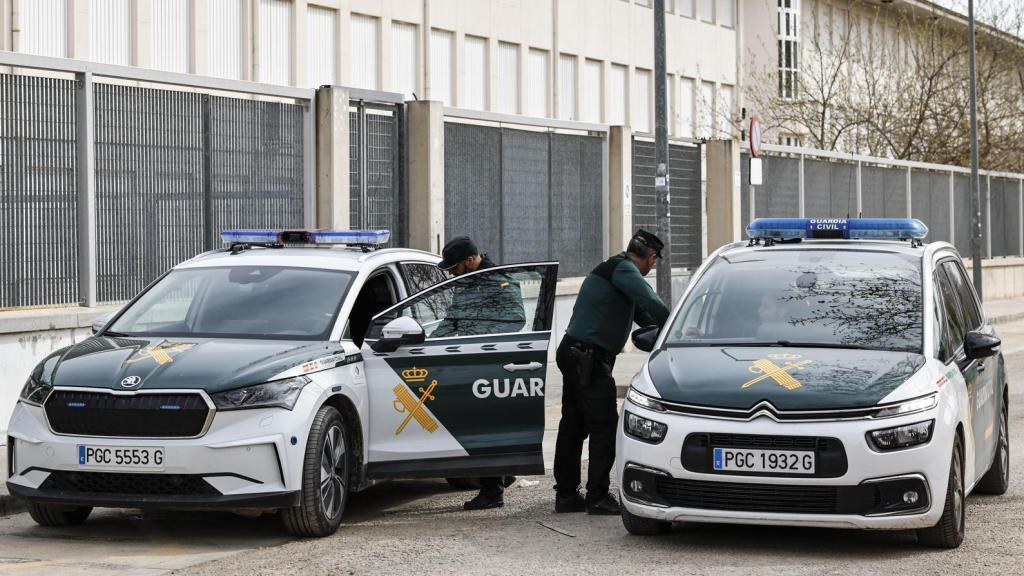 Guardias civiles en el IES Marjana en Chiva. Efe / Ana Escobar