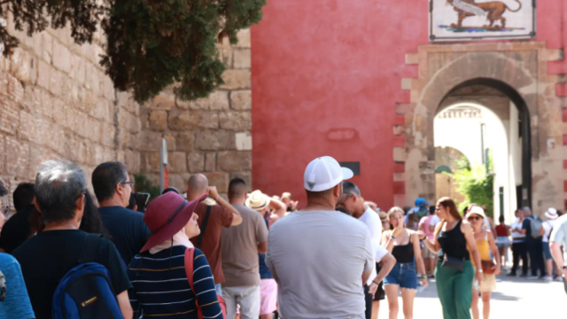 Imagen de la cola de turistas a la entrada de los Reales Alcázares.