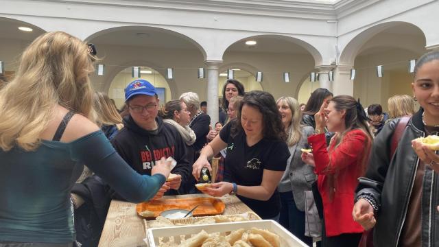 Alumnos de la Academia CLIC se preparan para degustar el clásico desayuno andaluz.