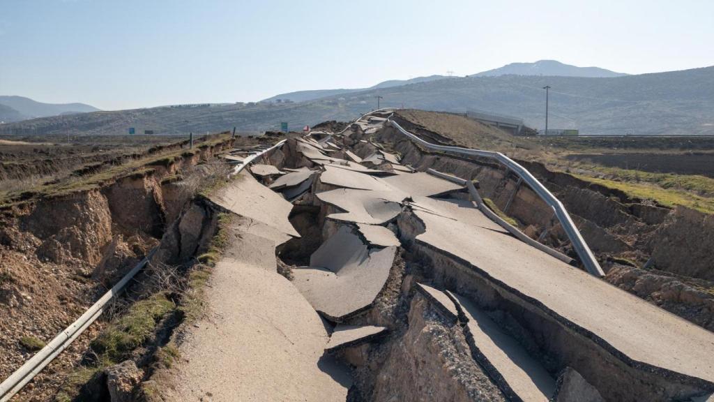 Carretera destruida por un terremoto.
