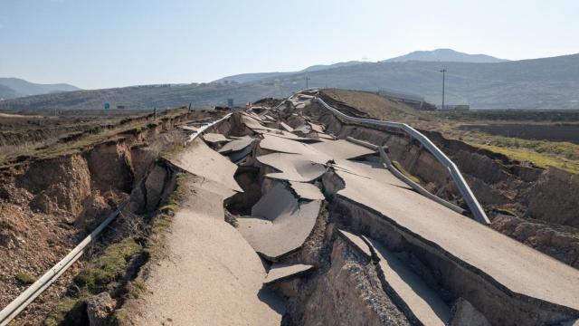 Carretera destruida por un terremoto.