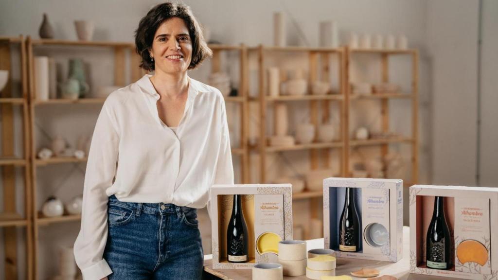 La ceramista María  Monasterio junto a la edición limitada de Cervezas Alhambra.