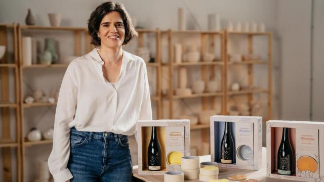 La ceramista María  Monasterio junto a la edición limitada de Cervezas Alhambra.