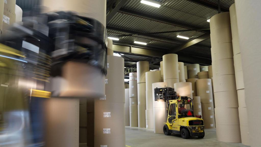 Bobinas de dos o tres toneladas y hasta 10 kilómetros de largo en la fábrica de Smurfit Westrock en Alcalá de Henares.