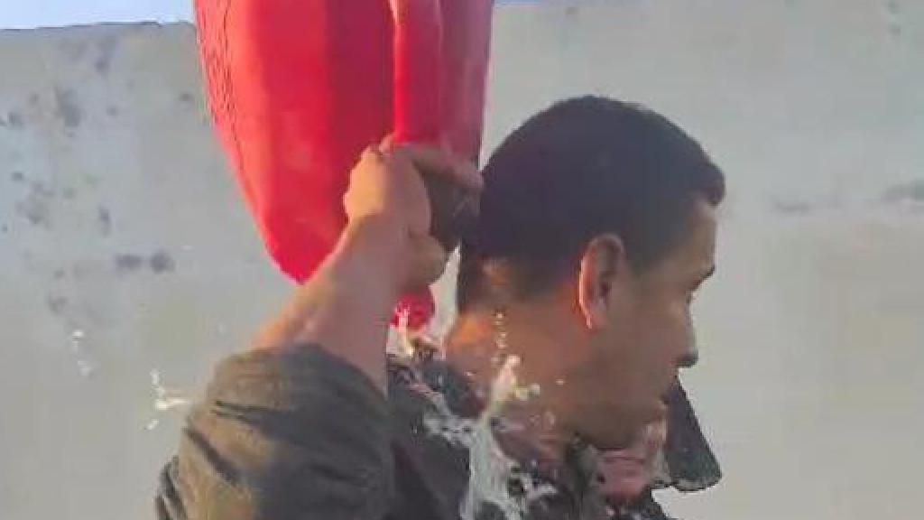 El cabeza de familia en dos secuencias del vídeo, grabado este jueves en Jacarilla, donde amenaza con quemarse a lo bonzo con su mujer e hijos.