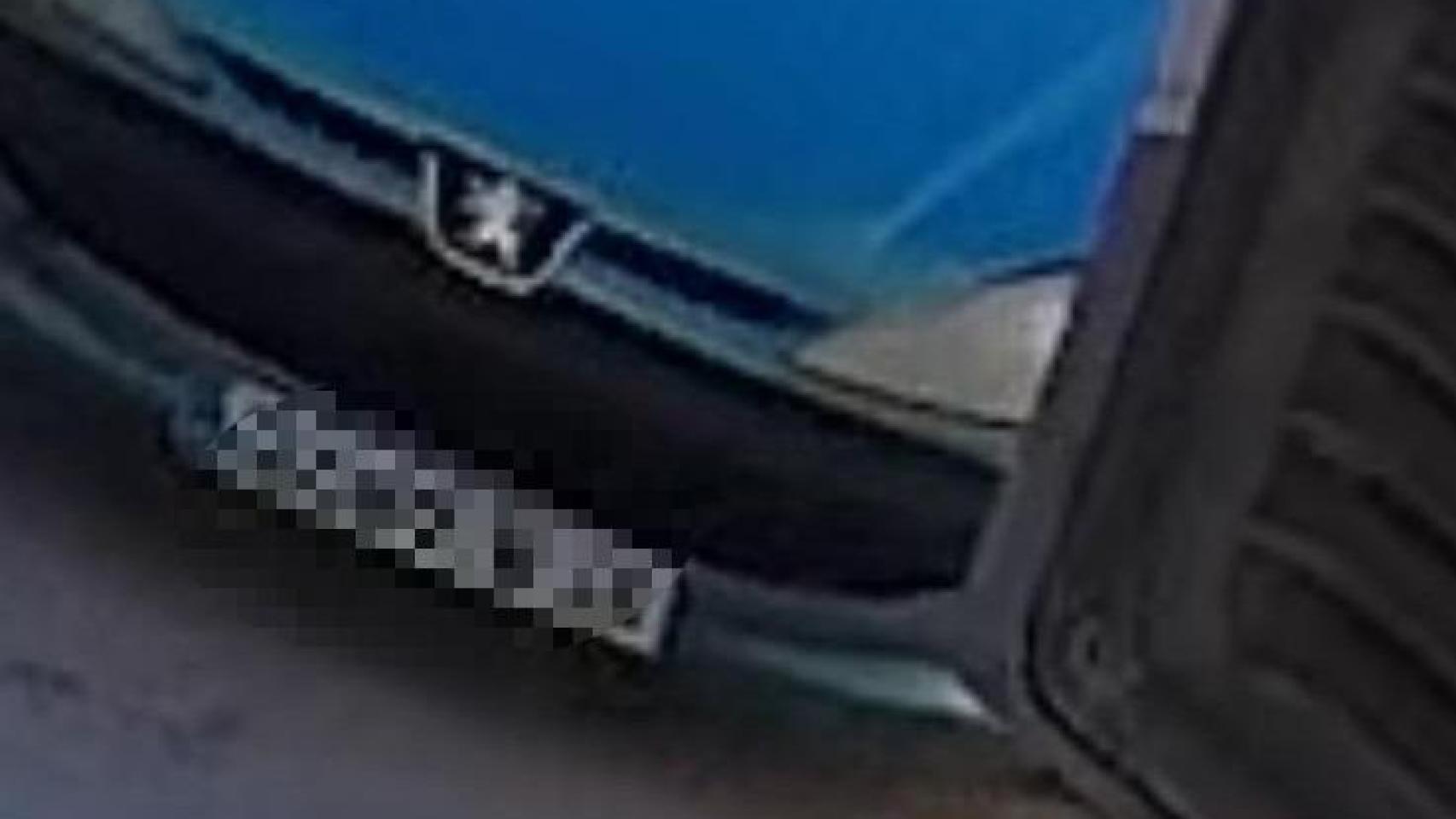 El Peugeot, azul eléctrico, que la Guardia Civil y la Policía Local trataban de localizar.