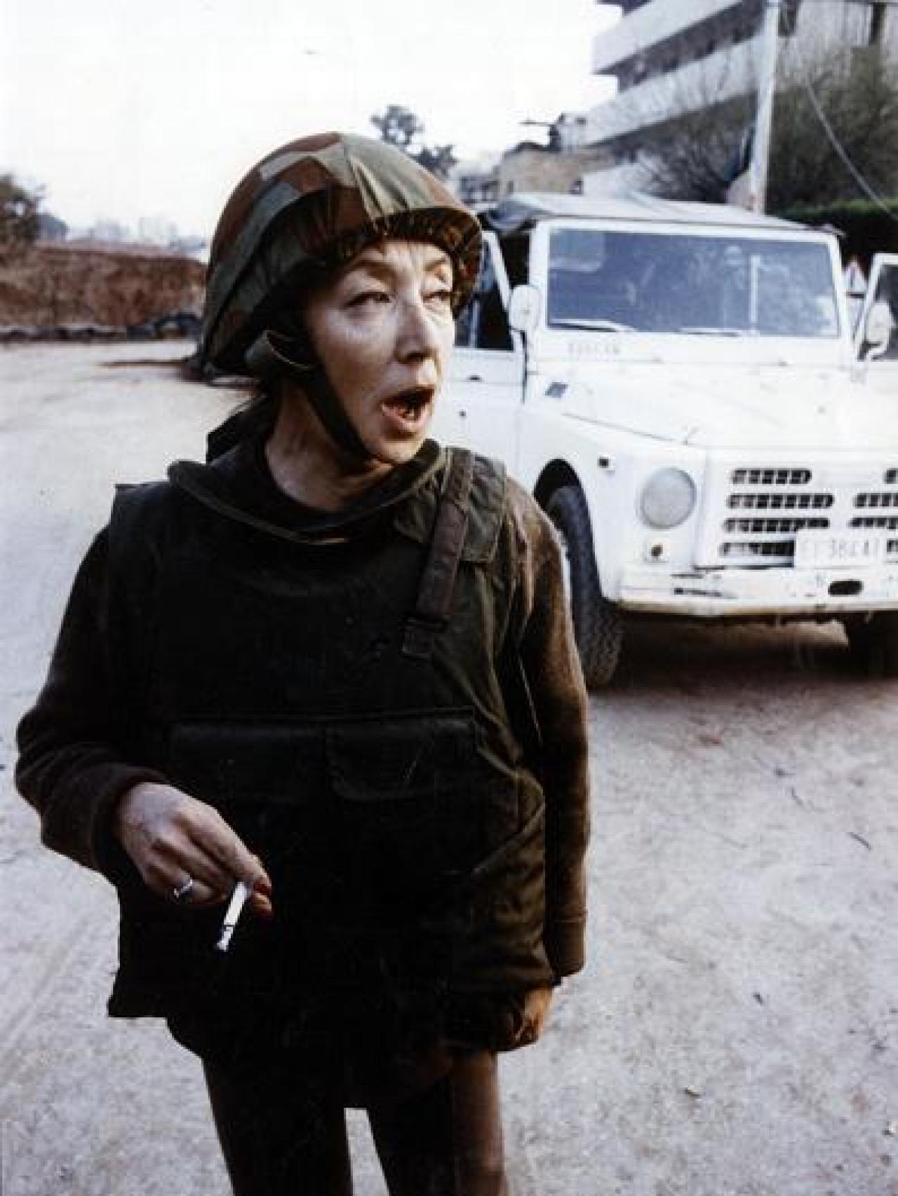 Oriana Fallaci de corresponsal de guerra con un cigarrillo en la mano.