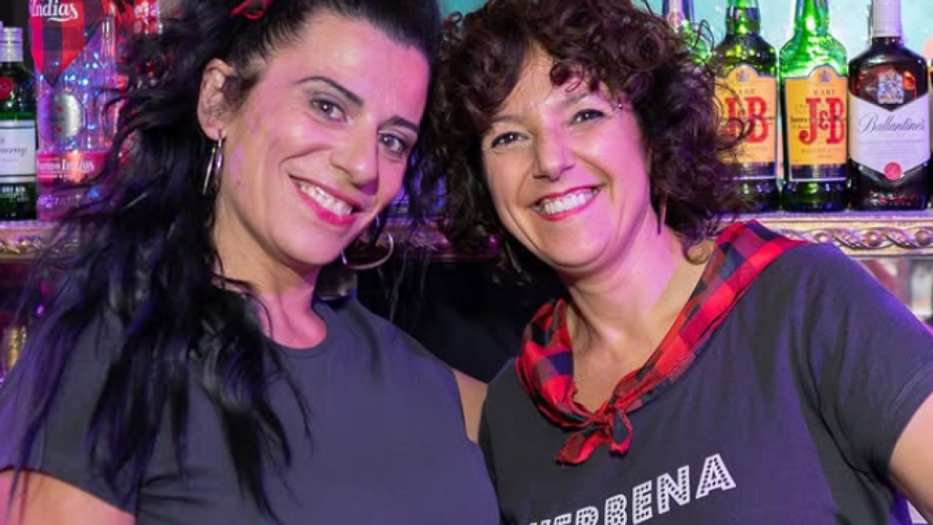 Eva trabajando en el bar.