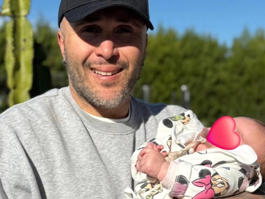 Kiko Rivera junto a la pequeña Alma.