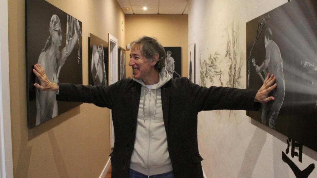 Juan Torre, el fotógrafo de Getxo que padece síndrome de Behcet, junto a algunas de sus imágenes expuestas en su ciudad.