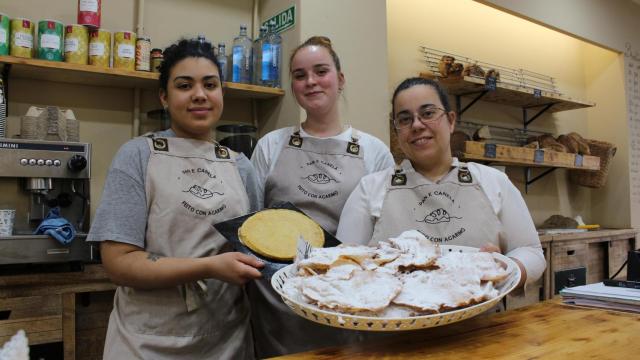 En Pan e Canela, en el centro de A Coruña, elaboran de manera tradicional filloas y orejas.