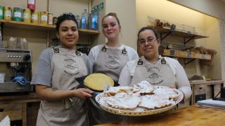 En Pan e Canela, en el centro de A Coruña, elaboran de manera tradicional filloas y orejas.